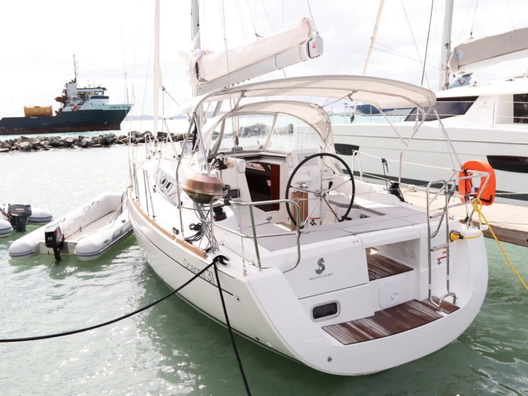 Bénéteau Oceanis 31 charter bareboat or captained in  Road Town