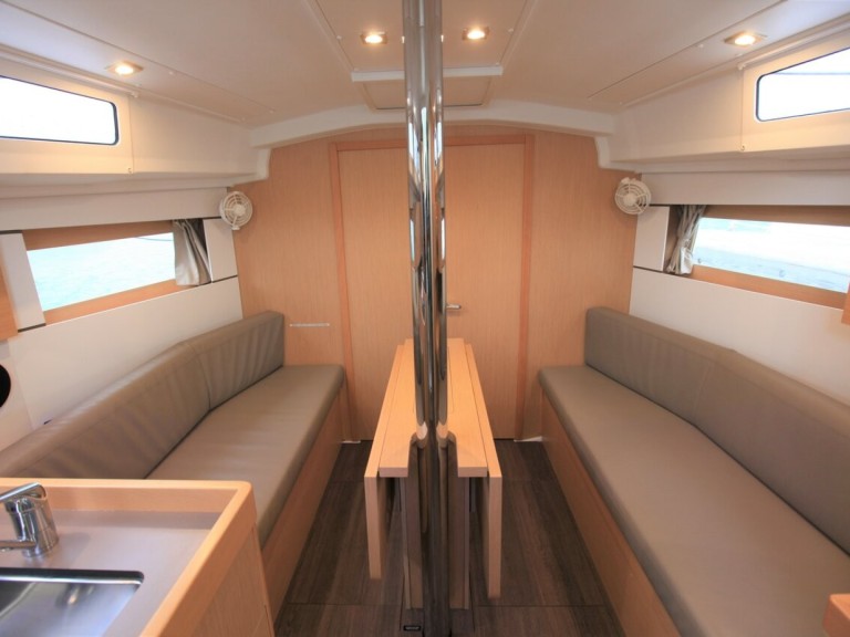 Rent a Bénéteau Oceanis 35.1 Road Town