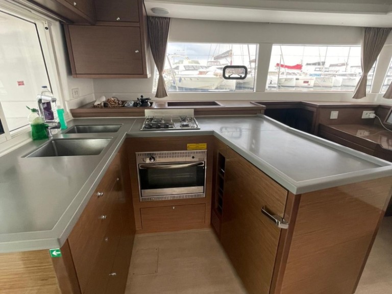 Boat rental Lagoon Lagoon 450 F in Hyères on Samboat