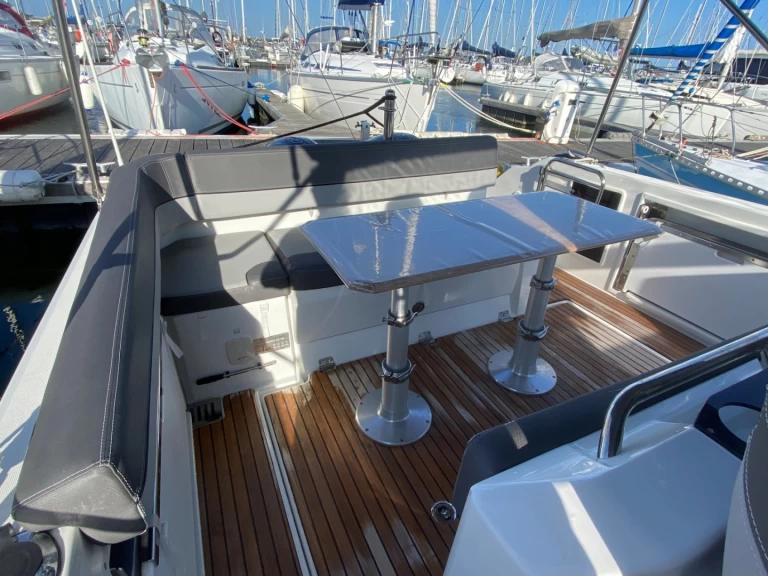 Bareboat Rental Motorboat Jeanneau with a boat licence