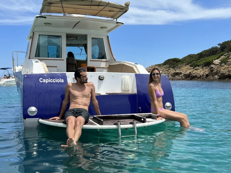 Motorboat for rent Sari-Solenzara at the best price