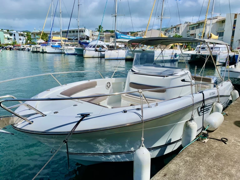 Jeanneau Cap Camarat 8.5 CC in Les Trois-Îlets on SamBoat