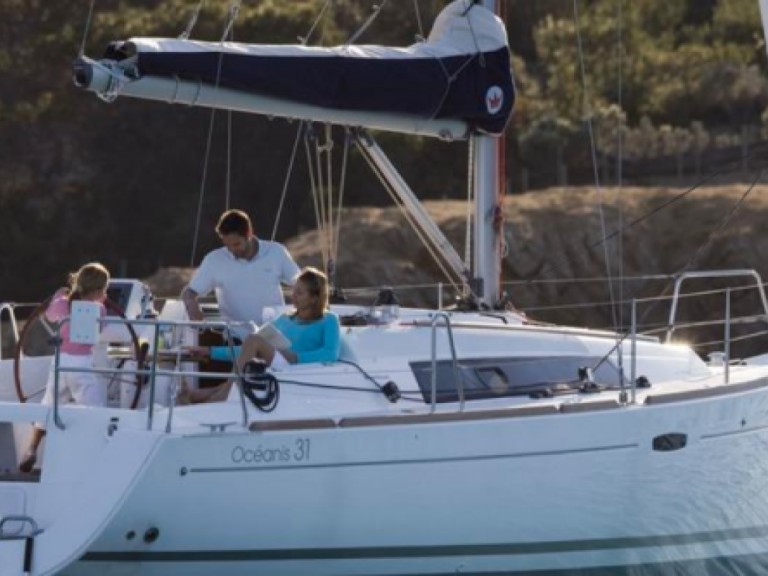 4 OCEANIS 31 charter bareboat or captained in  Arzon