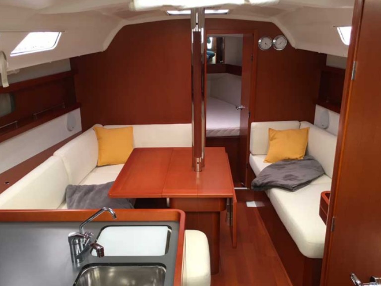 4 OCEANIS 34 charter bareboat or captained in  Arzon