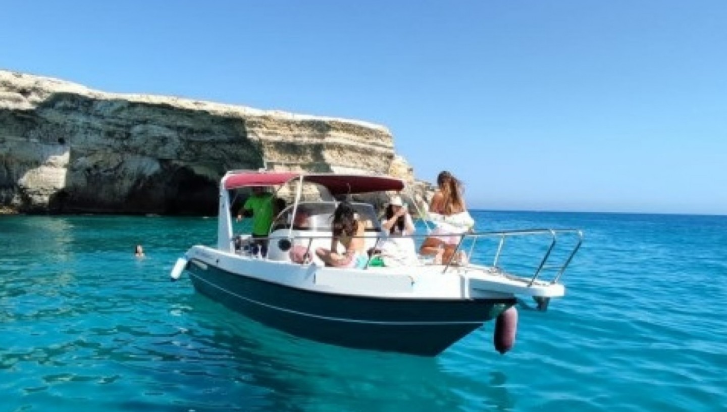 Rent a Motorboat petrachi Murena 750 in San Foca (Murena 750) | SamBoat