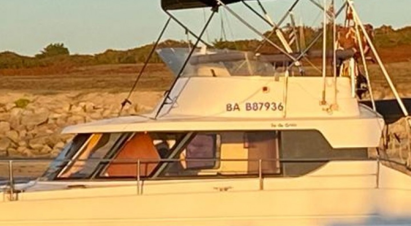 Rent a Motorboat Fountaine Pajot Greenland 34 in Lorient (Rose des
