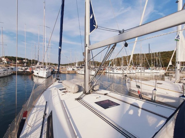 Sailboat rental in Pula - Bénéteau Oceanis 45