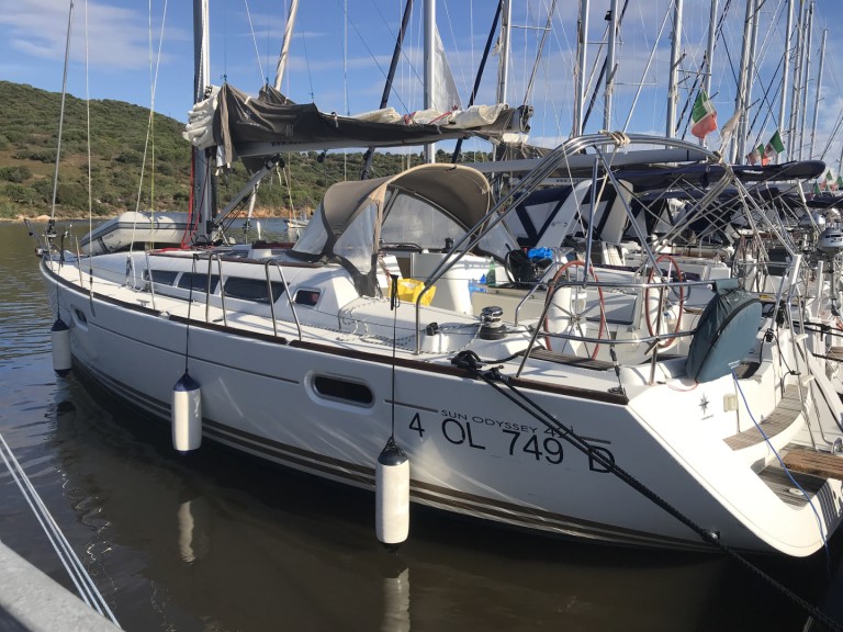 Sailboat for rent Marina Cala dei Sardi at the best price