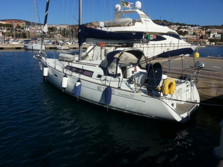 Yacht charter Salivoli cheap Oceanis 37