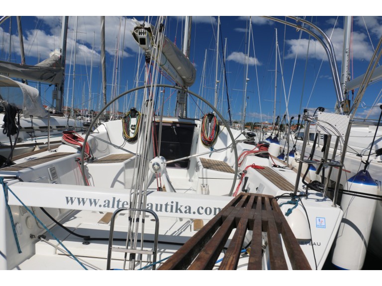 Bénéteau First 35 in Jezera on SamBoat
