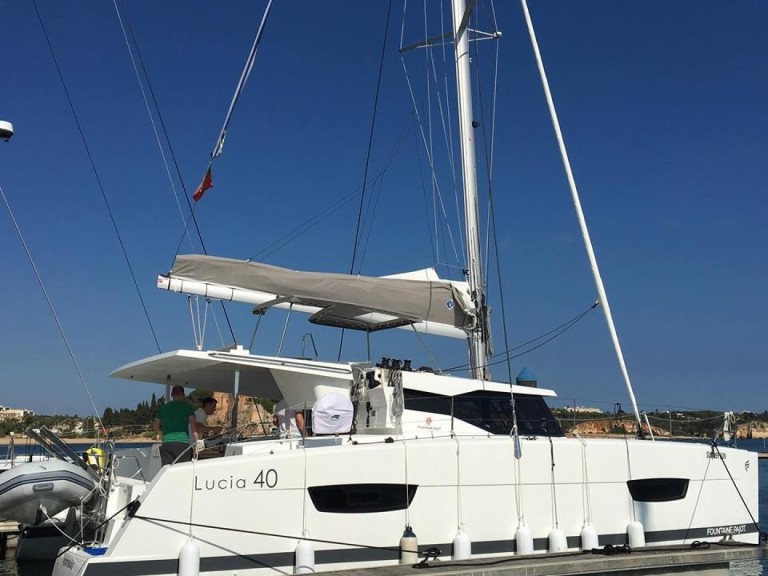 Boat rental Fountaine Pajot Lucia 40 in Portimão on Samboat
