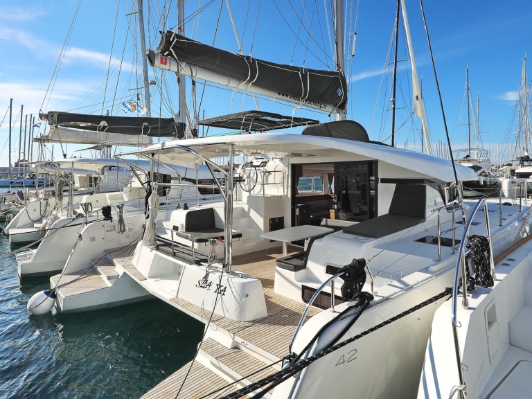 Yacht charter D-Marin Dalmacija Marina cheap Lagoon 42