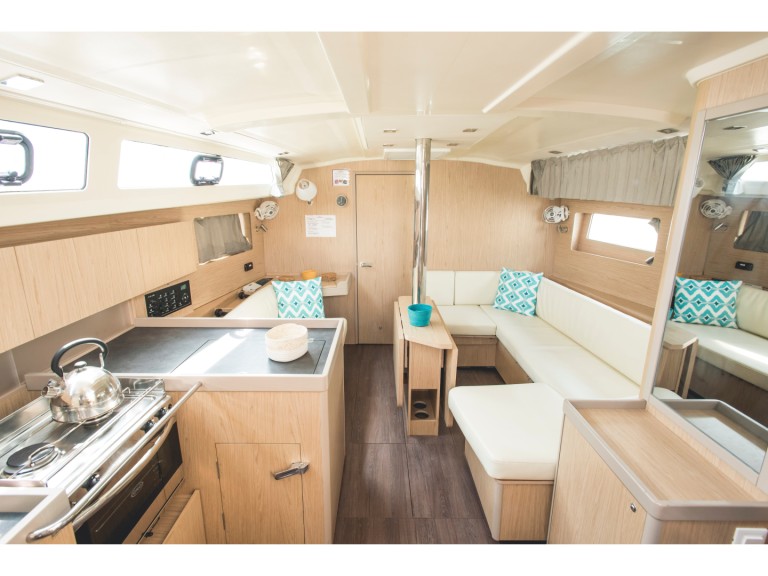 Yacht charter Castiglioncello cheap Oceanis 41.1