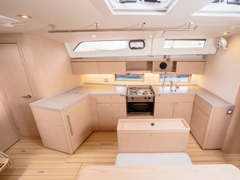 Sailboat rental with or without captain Bénéteau Furnari