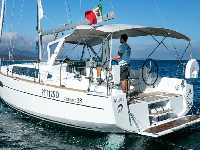 Bénéteau Oceanis 38 in Marina di Portisco on SamBoat