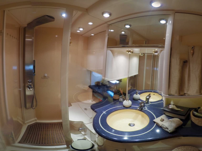 Bareboat Rental Motorboat Azimut with a boat licence