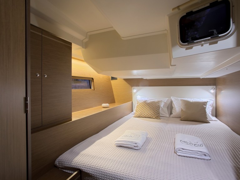 Bénéteau Oceanis 51.1 in Alimos on SamBoat