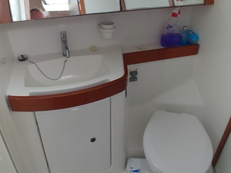 Boat rental Bénéteau Oceanis 40 in Alimos on Samboat