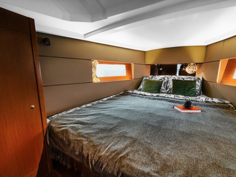 Sailboat for rent Šibenik at the best price