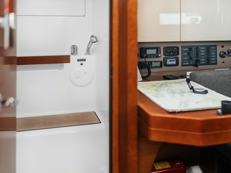 Bénéteau Oceanis 38 in Šibenik on SamBoat