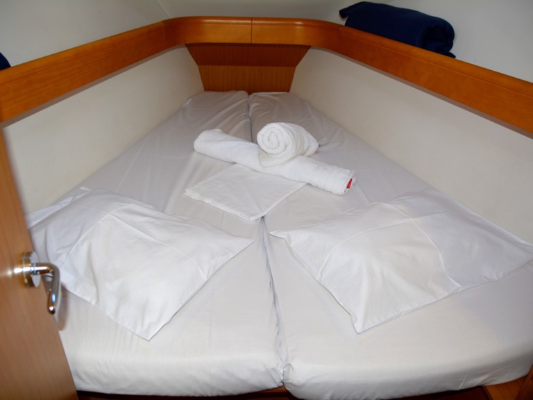 Sailboat for rent Lefkáda at the best price