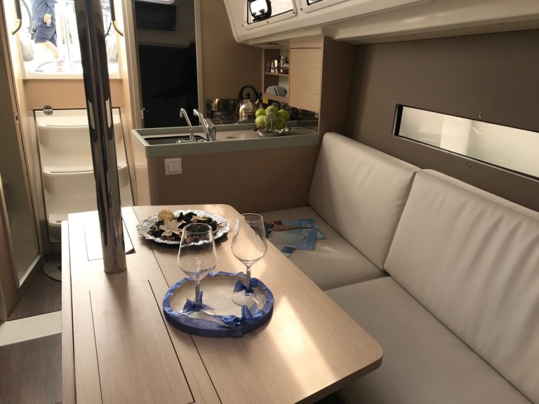 Yacht charter Cugnana Verde cheap Oceanis 30.1