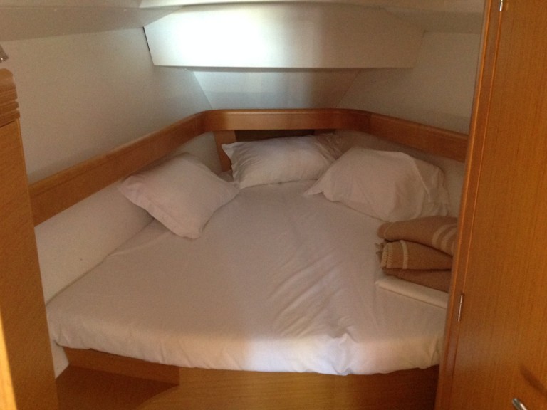 Jeanneau Sun Odyssey 42i in Cugnana Verde on SamBoat