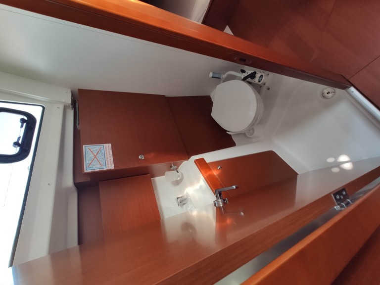 Boat rental Bénéteau Oceanis 38.1 in Medulin on Samboat