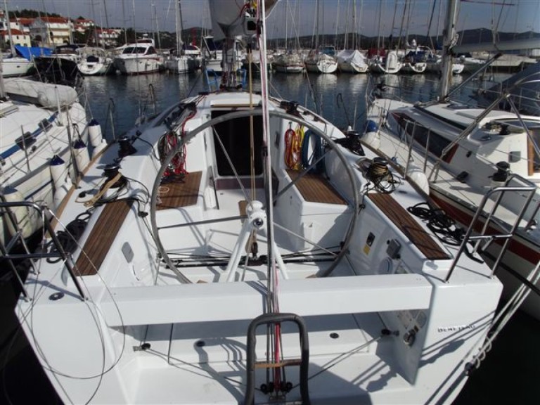 Rent a Bénéteau First 35 Jezera