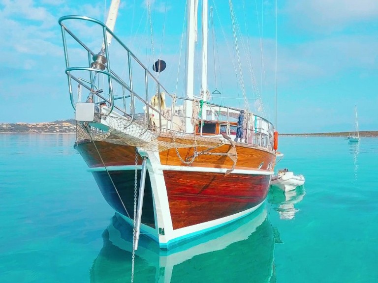  Victoria charter bareboat or captained in  Cannigione