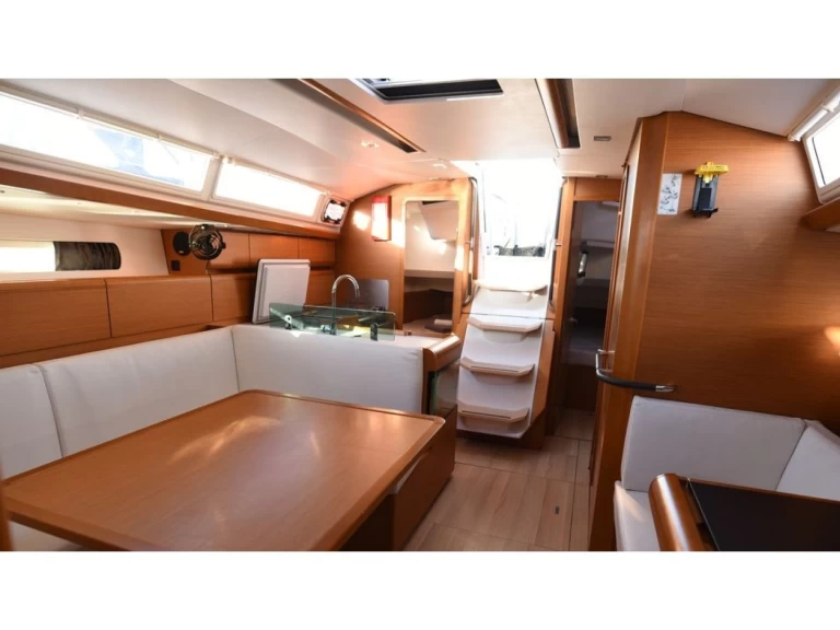 Sailboat for rent Loutráki at the best price