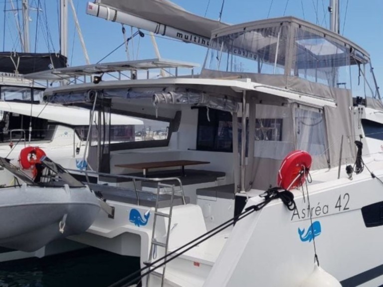 Catamaran rental in Lávrio - Fountaine Pajot Astrea 42