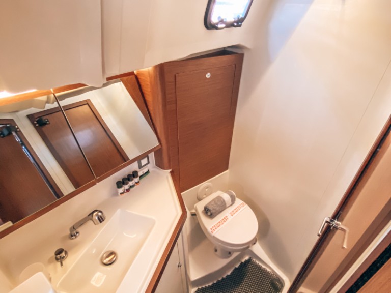 Bénéteau Oceanis 46.1 charter bareboat or captained in  Alimos