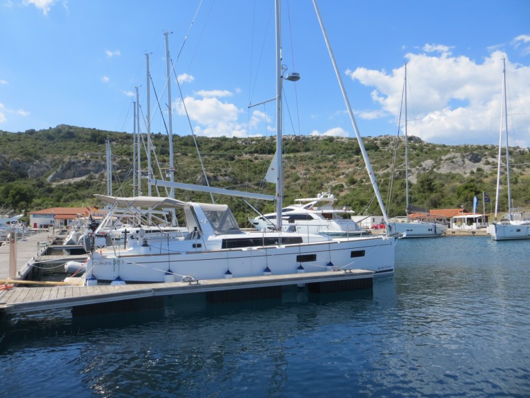 Rent a Bénéteau Oceanis 38.1 Primošten