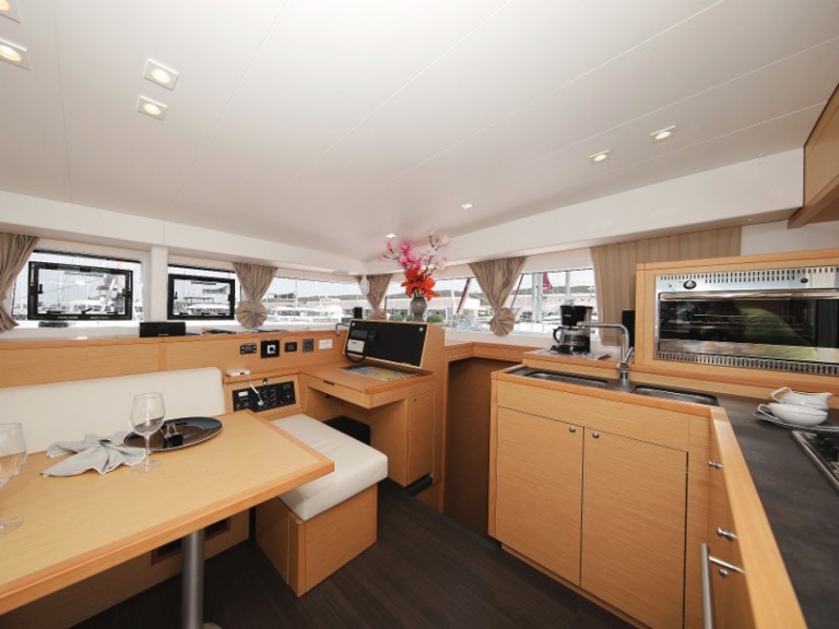 Boat rental Lagoon Lagoon 400 S2 in Sukošan on Samboat