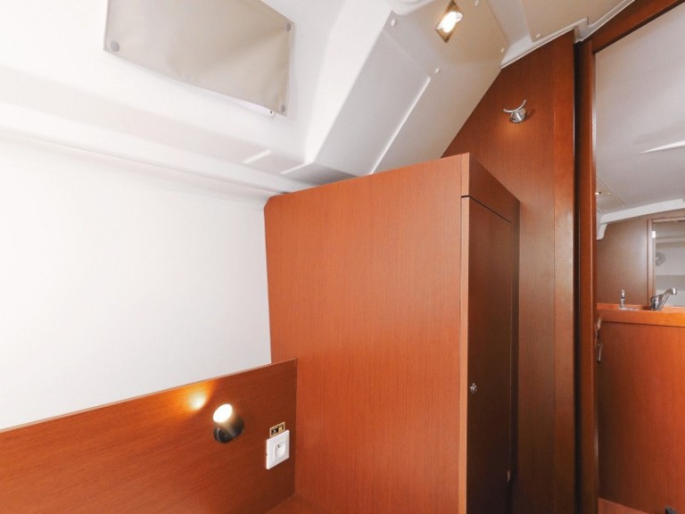 Rent a Bénéteau Oceanis 35.1 Sukošan