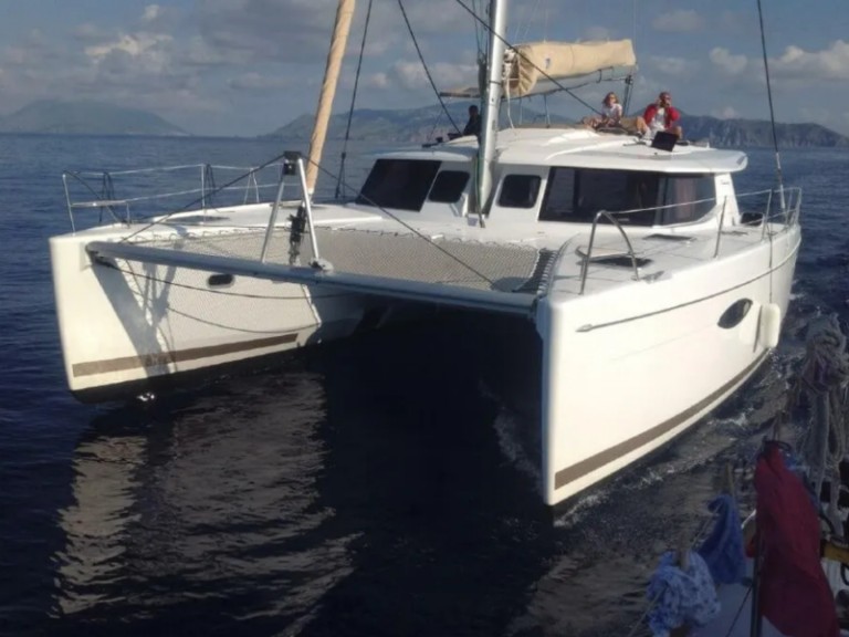 Fountaine Pajot Helia 44 in Cogolin on SamBoat