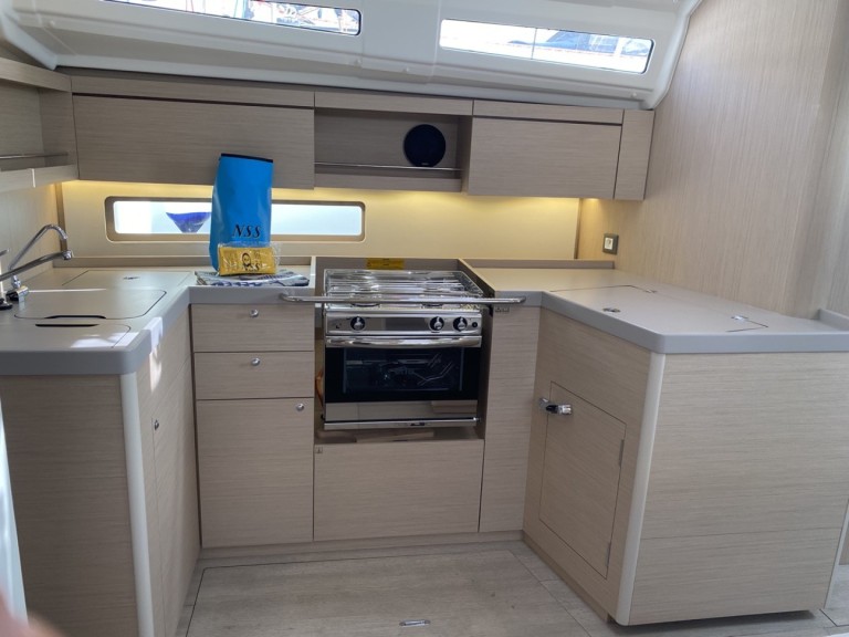 Sailboat for rent Cugnana Verde at the best price