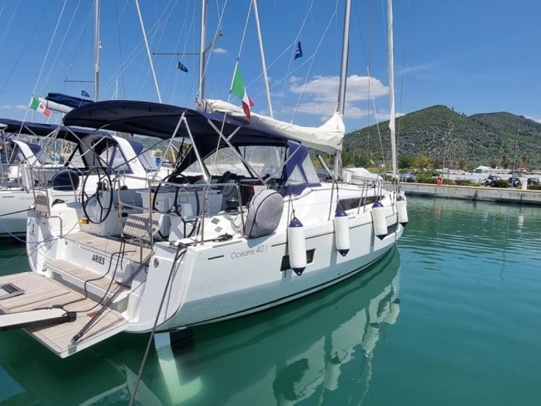 Boat rental Bénéteau Oceanis 40.1 in Marina d'Arechi on Samboat