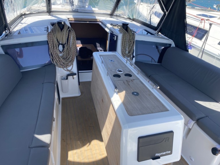 Sailboat for rent Cugnana Verde at the best price