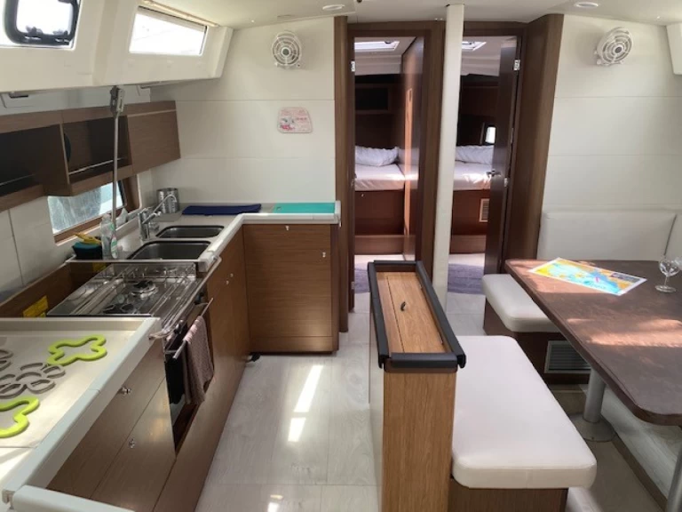 Sailboat rental with or without captain Bénéteau Alimos