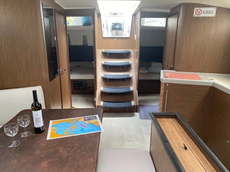 Bénéteau Oceanis 46.1 in Alimos on SamBoat