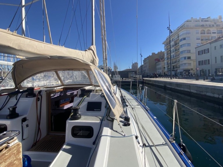 Sailboat for rent Marseille at the best price