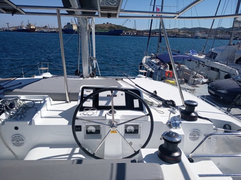 Boat rental Lagoon Lagoon 450 F in Lávrio on Samboat