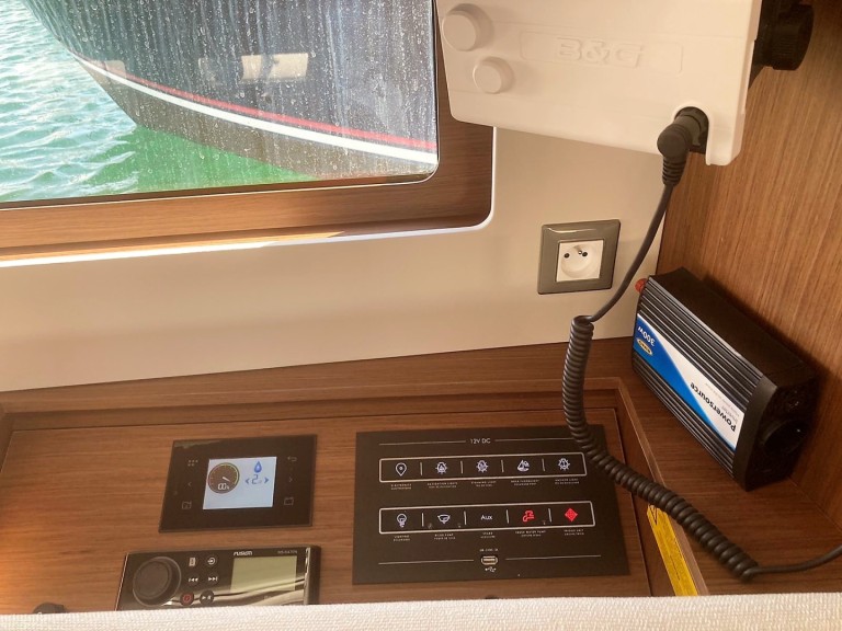 Bénéteau Oceanis 46.1 charter bareboat or captained in  Alimos