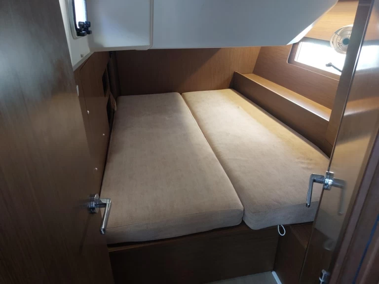 Bénéteau Oceanis 46.1 charter bareboat or captained in  Lávrio