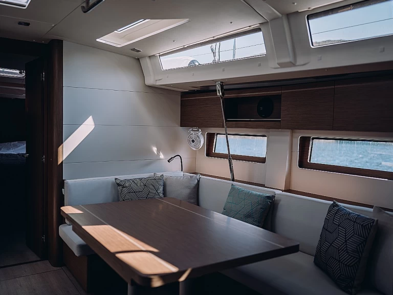 Sailboat for rent Lávrio at the best price