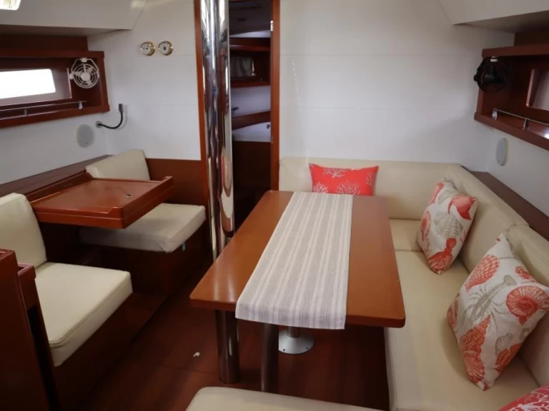 Bareboat Rental Sailboat Bénéteau with a boat licence