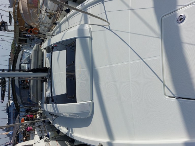 Sailboat for rent Lávrio at the best price