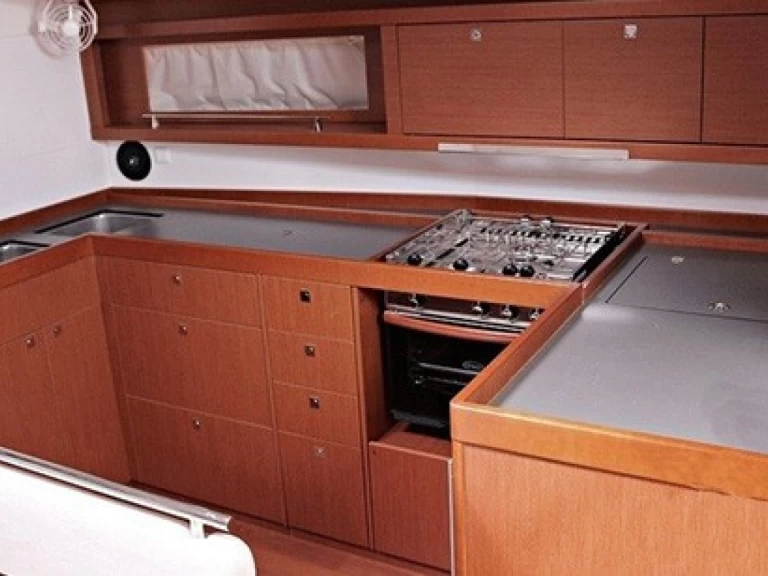 Sailboat rental with or without captain Bénéteau Lávrio